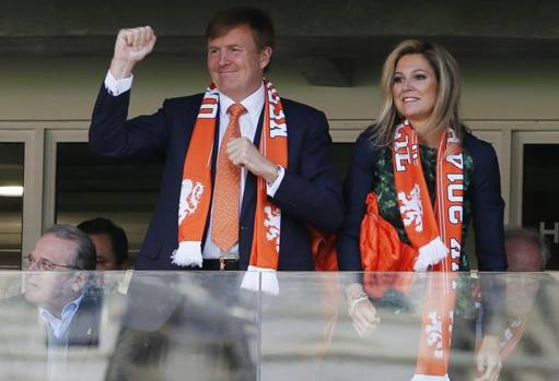 Il re d'Olanda Willem-Alexander e la regina Maxima prima del calcio d'inizio. Epa
